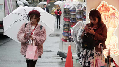 Japanska ungdomar på gata.