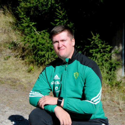 Porträttbild på knästående Roope Auvinen.