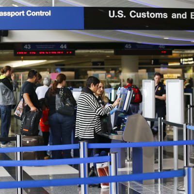Passintarkastuspiste Chicagon kansainvälisellä lentokentällä Illinoisissa vuonna 2014.
