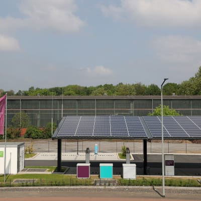 Ensimmäinen Saksassa käyttöön otettu sähköautojen pikalatausasema, joka toimii aurinkoenergialla. Asema on Duisburgissa.