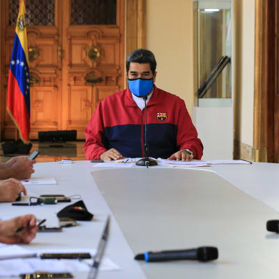 Venezuelan presidentti Nicolas Maduro maan koronatilannetta käsittelevässä istunnossa 22. maaliskuuta.