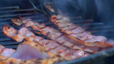 Paul grillar bacon