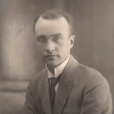 Allan Törnudd var bibliotekarie vid Åbo Akademi och valdes 1927 till ordförande för studentkåren. 