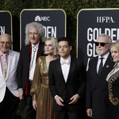 Jim Beach, Brian May, Lucy Boynton, Rami Malek, Roger Taylor ja Sarina Potgieter  Golden Globe -gaalassa. 