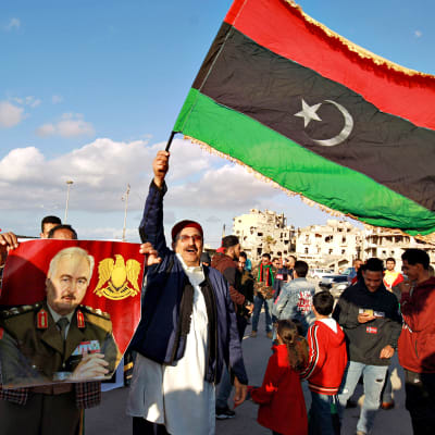 Libyalaisia juhlimassa Benghazissa 17. helmikuuta 2020.