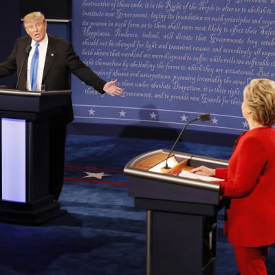 Trump ja Clinton vaaliväittelyssä.