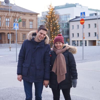 Daniel Keleperas och Athina Pavli på torget i Jakobstad. 