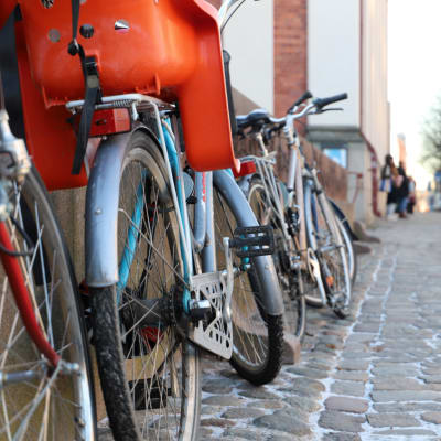 Cyklar på en rad på en gata i Åbo.