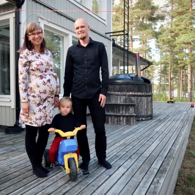 Richard och Pipsa Palonen står på sin terrass med sin tvååring.
