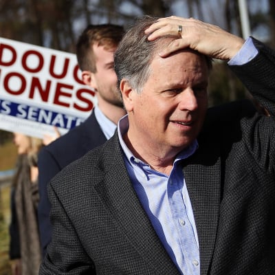 Doug Jones tapaamassa äänestäjiä Bessemerissä, Alabamassa 12. joulukuuta.