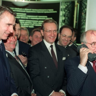 Mihail Gorbatshov puhumassa Moskovaan Nokian Mobira Cityman kännykällä. Kuvassa vasemmalla presidentti Mauno Koivisto, keskellä pääministeri Harri Holkeri.