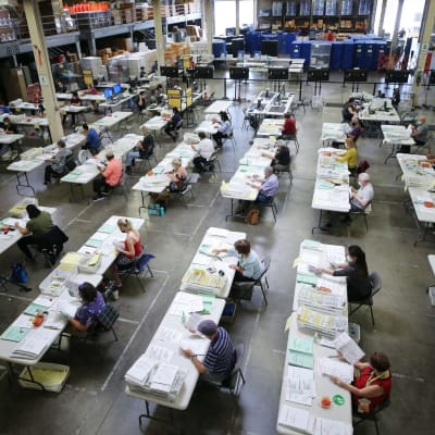 Vaalivirkailijat käsittelevät ennakkoääniä Santa Anassa, Kaliforniassa.