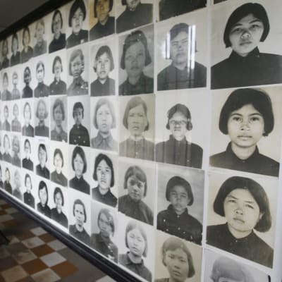 Kambodžan kansamurhan uhrien kuvia entisessä Tuol Slengin vankilassa, joka nykyään toimii museona.