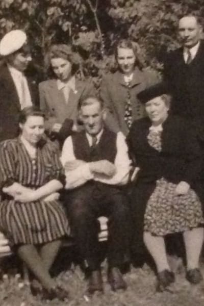 Litteraturvetaren, författaren Agneta Rahikainens mamma Anna-Lisa stående i mitten tillhöger, mormor Axa Johanna sittande till vänster, i mitten morfar Kalle. Omkring 1949.