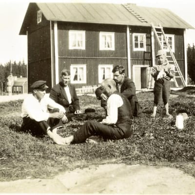 Samling utanför arbetarbostad. 