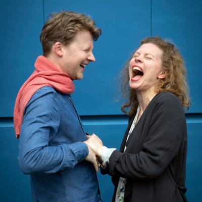 Antti Tikkanen ja Minna Pensola pitävät toisiaan käsistä ja nauravat.