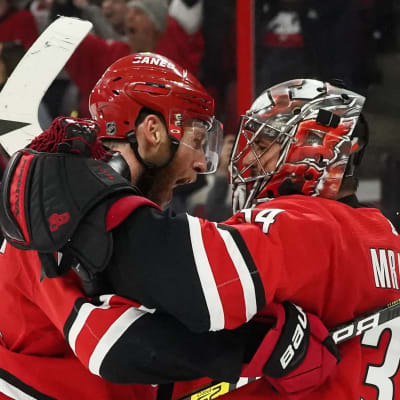 Carolina Hurricanes jublar över slutspelsplatsen.