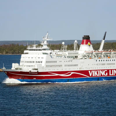 Viking Lines fartyg M/S Rosella i skärgårdsmiljö.