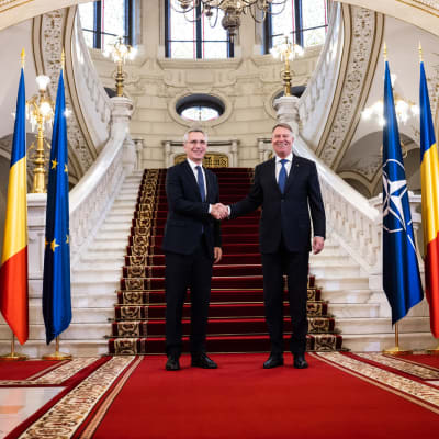 Natochefen Stolteberg och Rumäniens president Iohannis skakar hand i parlamentspalatset i Bukarest