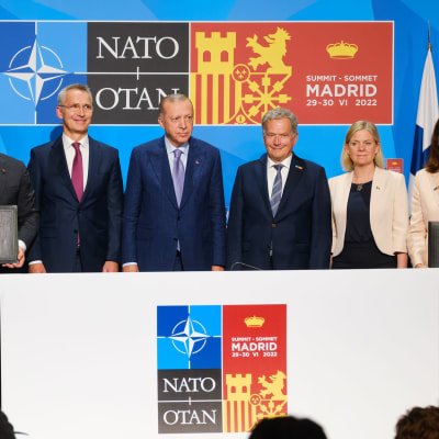 Suomen, Ruotsin ja Turkin edustajat allekirjoittivat yhteisymmärryspaperin Turkin tuesta Suomen ja Ruotsin Nato-jäsenyydelle. Kuvassa Suomen ulkoministeri Pekka Haavisto, Turkin ulkoministeri Mevlüt Çavuşoğlu, Naton pääsihteeri Jens Stoltenberg, Turkin presidentti Recep Tayyip Erdoğan, tasavallan presidentti Sauli Niinistö ja Ruotsin pääministeri Magdalena Andersson.