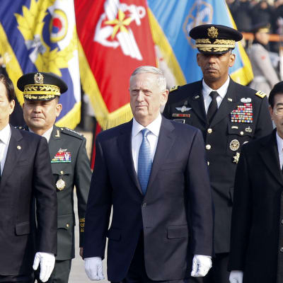 James Mattis keskellä.