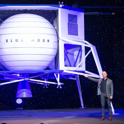 Jeff Bezos esittele Blue Moon kuualusta Washingtonissa.
