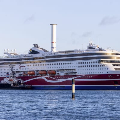 Karille ajanut Viking Linen matkustaja-alus Viking Grace Maarianhaminan satamassa 22. marraskuuta 2020. 