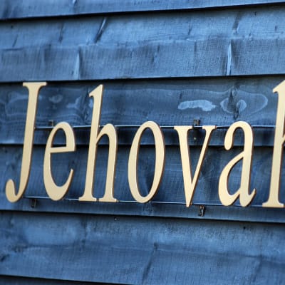 Ordet "Jehovah's" utanför en av Jehovas vittnens rikets salar.