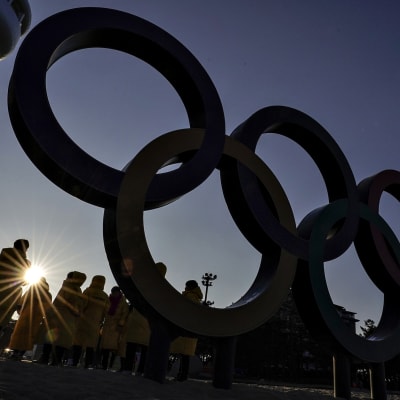 Ihmiset kuvasivat olympiarenkaita Etelä-Korean Gangneungissa 4. helmikuuta.