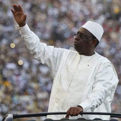 Senegalin presidentti Macky Sall tervehtii kansanjoukkoja.
