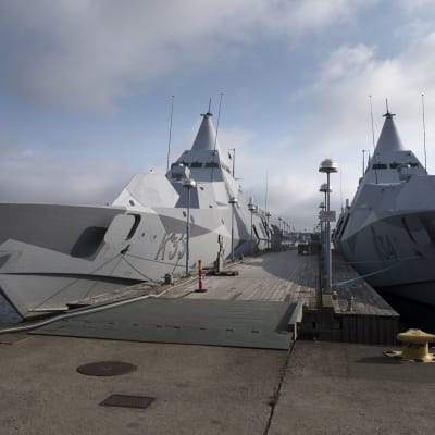 Kaksi Ruotsin merivoimien laivaa Karlskronan laivastotukikohdan laiturissa.