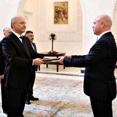 Suurlähettiläänä toimii Vesa Häkkinen (oik), joka luovutti valtuuskirjeensä Irakin presidentille Barham Salihille al-Salam Palatsissa Bagdadissa maanantaina 9. joulukuuta 2019.