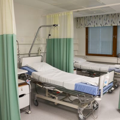 Ett rum med sjukhussäng på Borgå sjukhus.