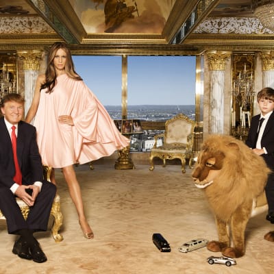 Donald ja Melania Trump sekä heidän poikansa Barron poseeraavat kuvaajalle kotonaan.