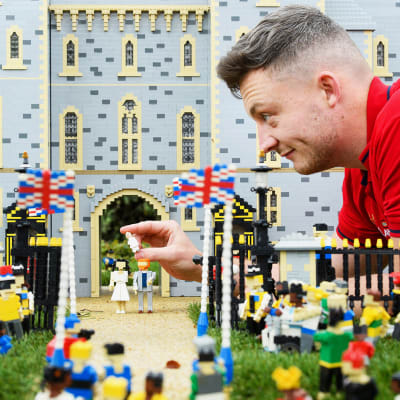 Legolandin mallinrakentaja Elliot Ayton-Smith asettelee Archie-hahmoa Windsorin linnan edustalle.