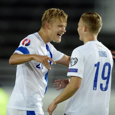 Joel Pohjanpalo och Alexander Ring firar Finlands 1-0 mål.