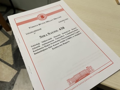 En pappersutskrift av Turkiets lagförslag som berör landets ratificering av Finlands Natomedlemskap.