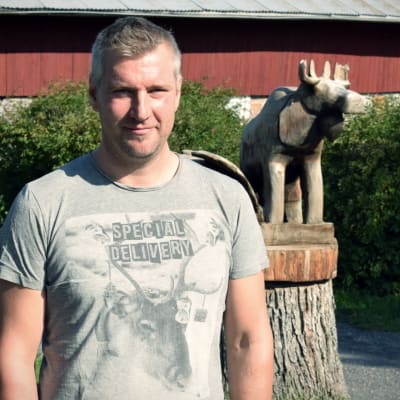 Andreas Ölander framför en ladugård.