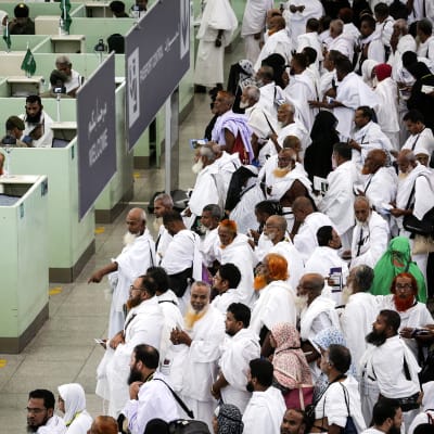 Pyhiinvaeltajat odottivat passintarkastukseen Jeddahissa, Saudi-Arabiassa 27. elokuuta.