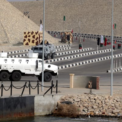 Egyptin armeijan panssaroitu ajoneuvo asemissa Suezin kanavan lähellä.