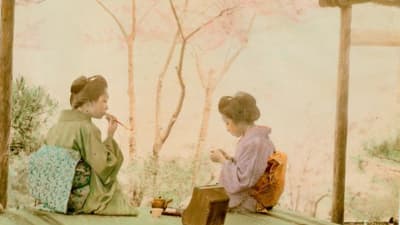 Tea Time. Två japanska kvinnor dricker te i en teckning, förmodligen på rispapper.