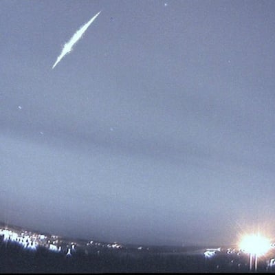 Klart lysande meteor som fångats på bild  av Astronomiska föreningen Ursas automatiska kamera.