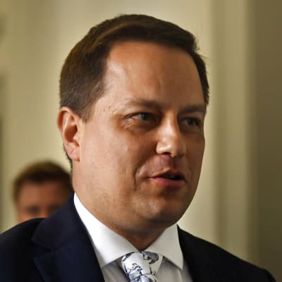 Vilhelm Junnila i kavaj i riksdagshuset.
