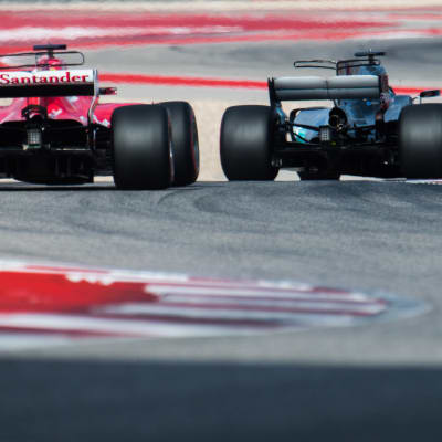 Ferrarin Sebastian Vettel ja Mercedeksen Lewis Hamilton Austinin radalla.