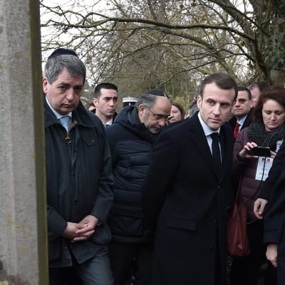 Presidentti Emmanuel Macron vieraili Quatzenheimin hautausmaalla, jossa kymmeniä hautakiviä oli tärvelty hakaristein. 