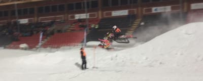 Carolina Wärn blir pååkt vid en skotercross-tävling i Sverige.