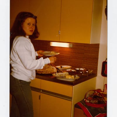 sabine forsblom i ett kök på 1970-talet