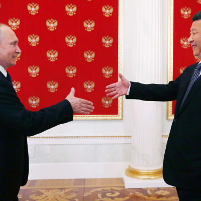 Xi Jinping ja Vladimir Putin kättelevät Moskovassa.