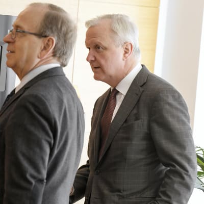 Erkki Liikanen ja Olli Rehn Suomen Pankin Euro & talous -verkkojulkaisun tiedotustilaisuudessa Helsingissä