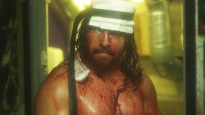 En nerblodad Michael Majalhati med ett något större pannband än Rambo.